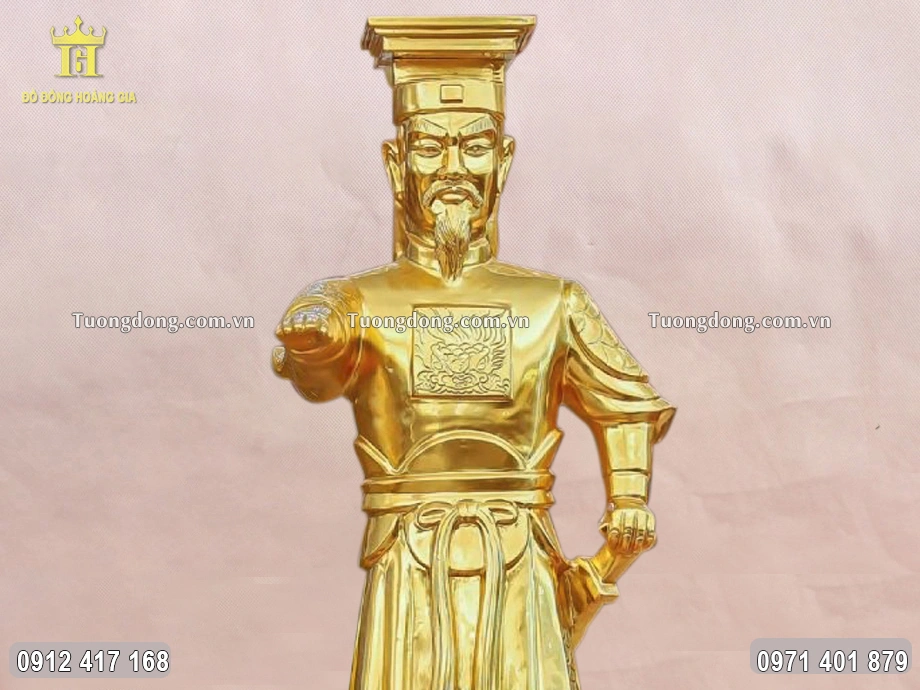 Gương mặt uy nghiêm mà nhân hậu của Ngài được chạm khắc sắc nét